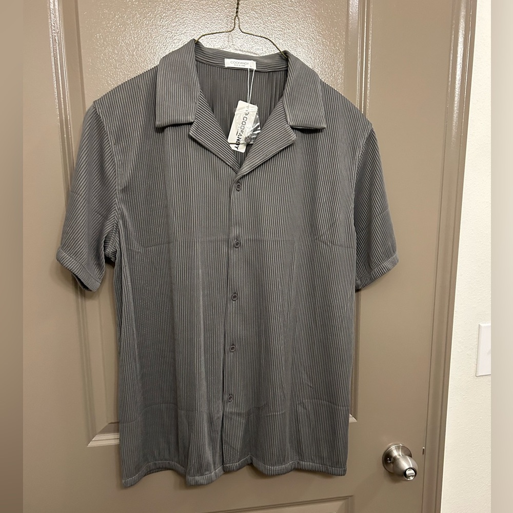 Men’s short sleeve button up L